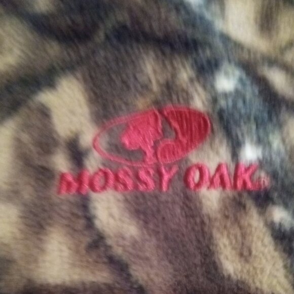 Mossy Oak Camouflage Jacket with Thumb Holes - Picture 3 of 7